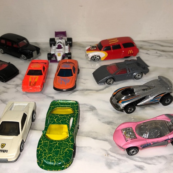 Hot Wheel Luxury Cars - Picture 3 of 4